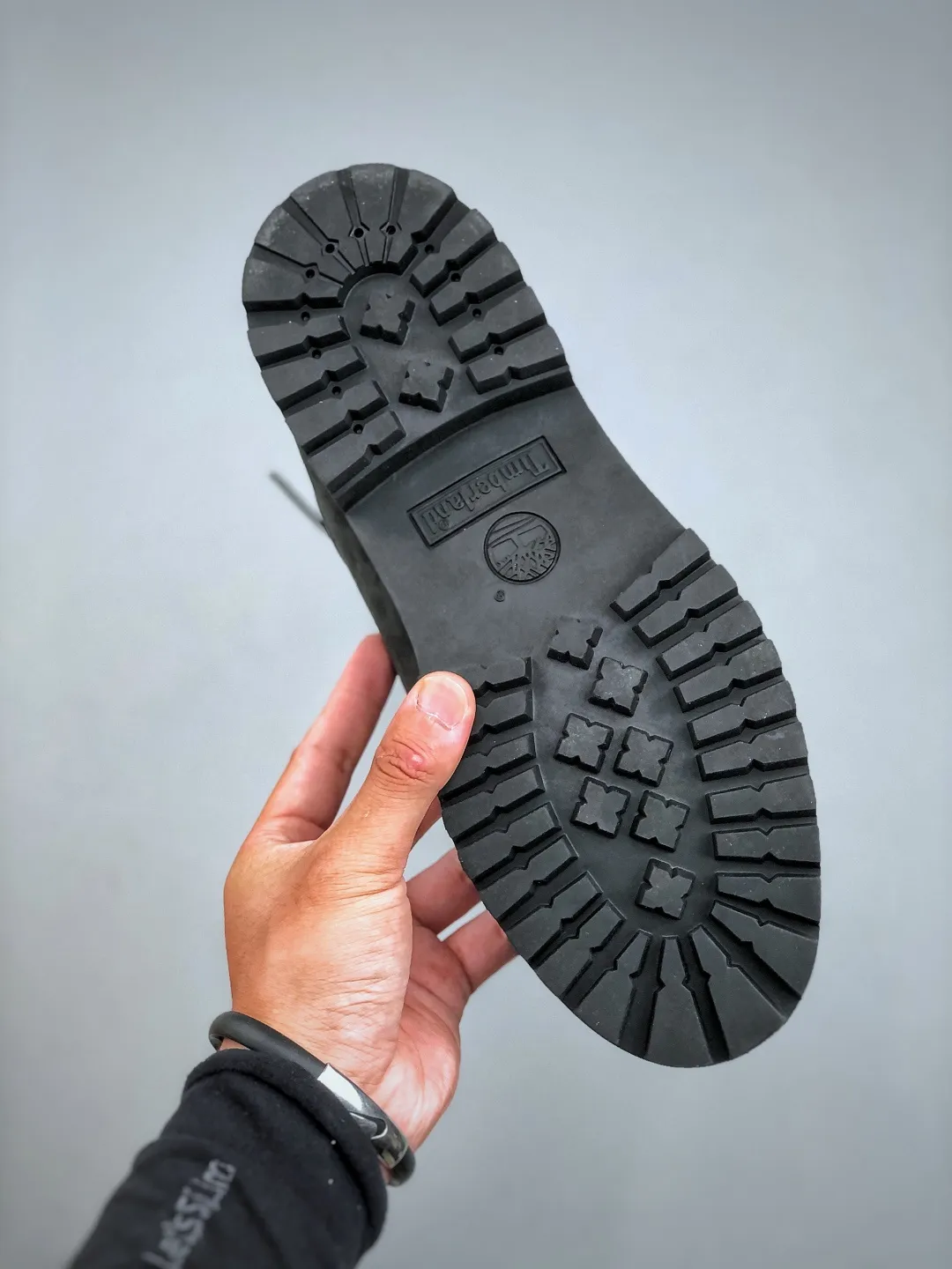 Local pick-up 💰600 available in stores [New product real shots] Dongguan original Y version #Men's and women's shoes true standard half size Dongguan OEM quality #Upgraded original 2025 version packaging box and accessories #Original last paper version data development version #Original Baoyuan injection machine #Three-line computer sewing lines are in line #Using the same source of imported first-layer frosted leather It has the function of resisting water splashing (all interiors are made of real leather materials!!) #Original consistent full nubuck leather collar #Anti-fatigue shock-absorbing honeycomb PU insole #Lightweight anti-slip rubber foam combination bottom ❗ The world's leading outdoor brand·Timberland/Timberland Fatigue Chukka Nubuck Boots classic outdoor short-cut all-match workwear Martin boots "Wheat Yellow Black" Size: Female 35.5 36 37 38 39 Male 39.5 40 41 42 43 44 (Leather shoe size: one size larger than sports shoes!) Original hardware molded shoelace buckle Newly upgraded top-notch craftsmanship Original OEM in Zhongshan Original imported waterproof leather Injection outsole Horizontal folding, dynamic water-repellent, original and consistent full nubuck leather collar, all-cow lining, brand new original packaging shoe box, exclusive supply in the market